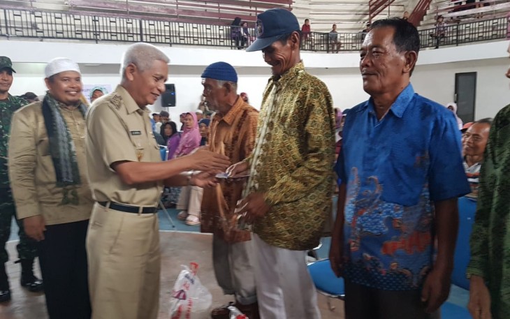 Plt Bupati Asahan Surya Berikan Bantuan Kepada 1000 Duafa 