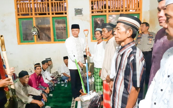 Gubernur Bengkulu Rohidin Mersyah Berikan Bantuan Kepada Warga Desa Genting 