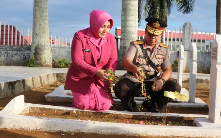 Kapolda Bengkulu Brigjen Pol. Drs. Supratman, MH Melakukan Tabur Bunga 