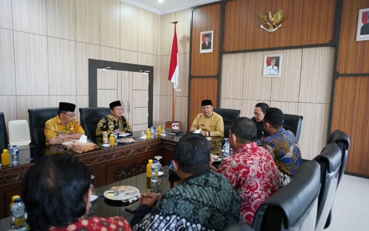 Gubernur Bengkulu Rohidin Mersyah didampingi para Pejabat Pemprov Bengkulu saat menerima Direktur LPDUK Agus Hardja Santana bersama jajaran