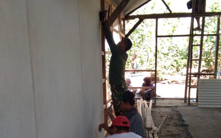 TNI Mulai Pasang Dinding Rumah Mbah Rakimin  