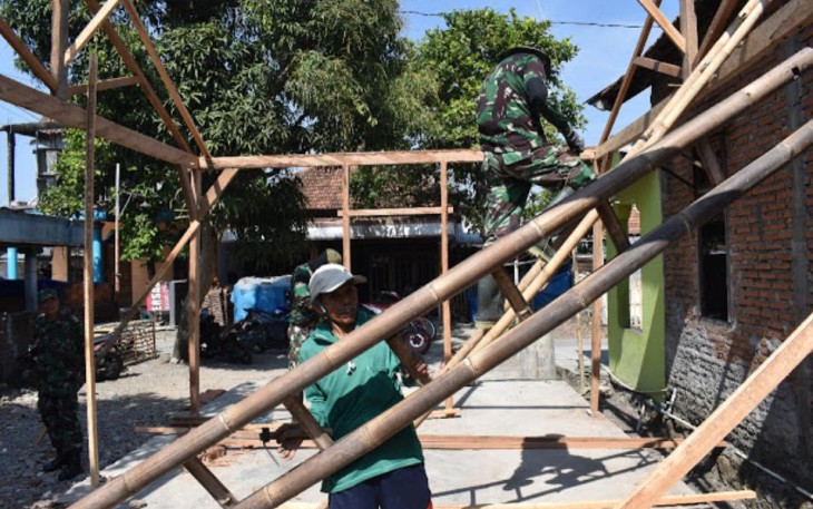 TNI Pilihkan Kayu Berkualitas Untuk Merehab Rumah Mbah Kholil