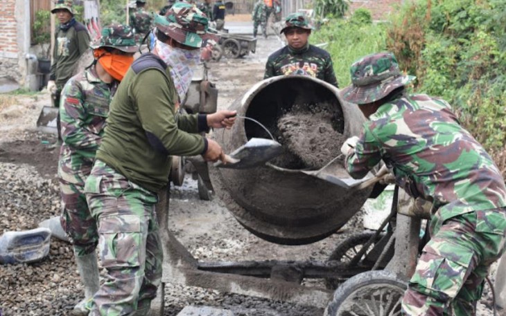Tentara Jamin Kualitas Pembangunan Proyek di Lokasi TMMD
