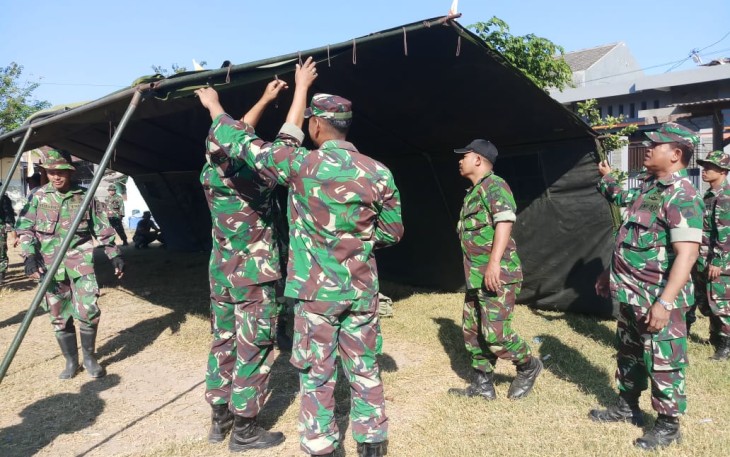 Pemasangan Tenda Untuk Acara Pembukaan TMMD 105