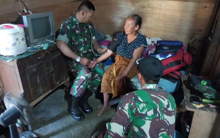 Tim Kesehatan Satgas TMMD ke 105 Sasar Rumah Lansia dan Jompo