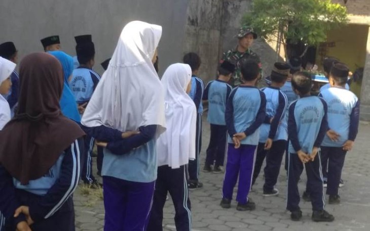 Persiapan Agustusan Madrasah "Manfaatkan" Satgas TMMD 