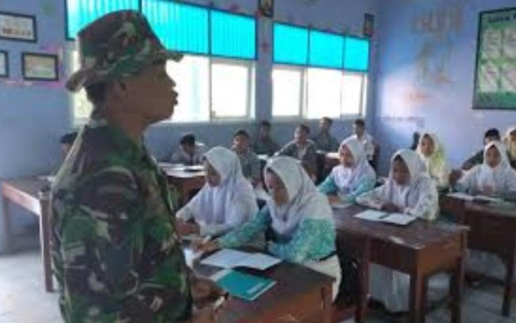 Anggota Satgas Sempatkan Sosialisasi Rekrutmen Anggota TNI