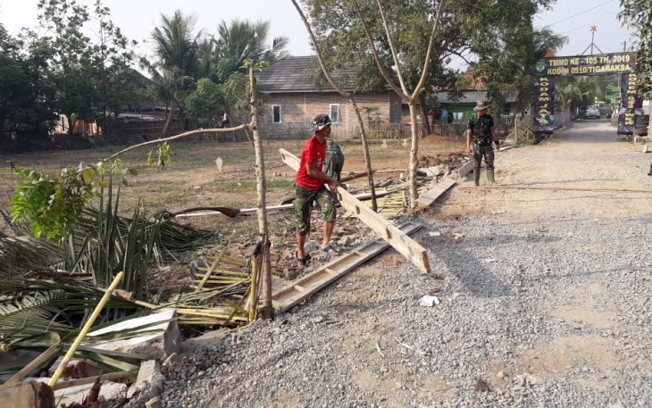 Warga bantu Satgas TMMD Kronjo