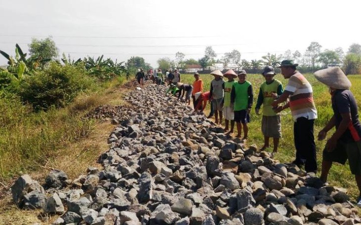 TNI dan Rakyat Langsir Batu Estafet Percepat Pembangunan Jalan Desa Jatimulya Suradadi Kab Tegal