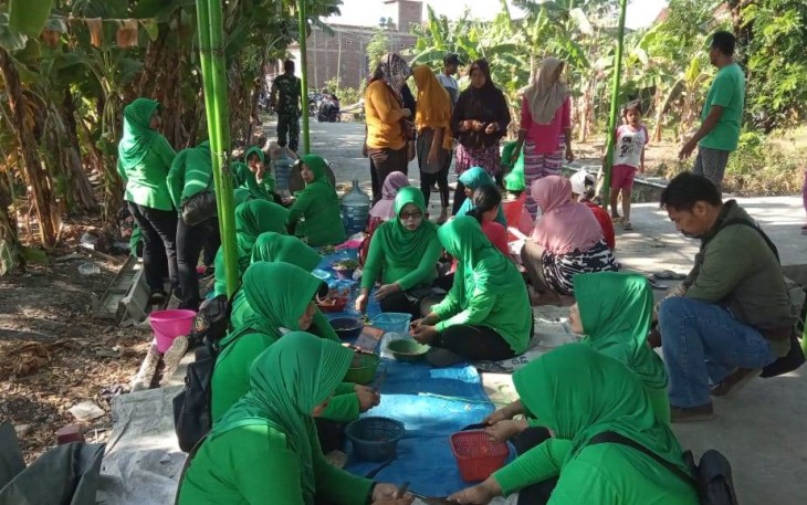 Ini Cara Ibu-Ibu Persit Dukung Pelaksanaan TMMD Kalikondang