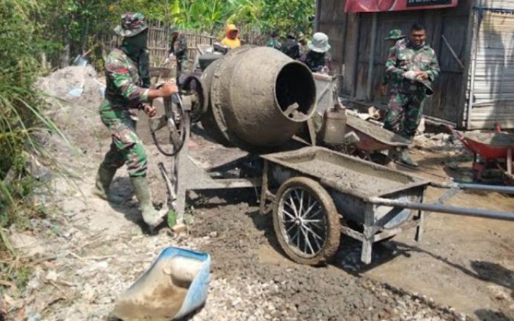 Tentara Demak Juga Beton Jalur Sekolah Anak-anak
