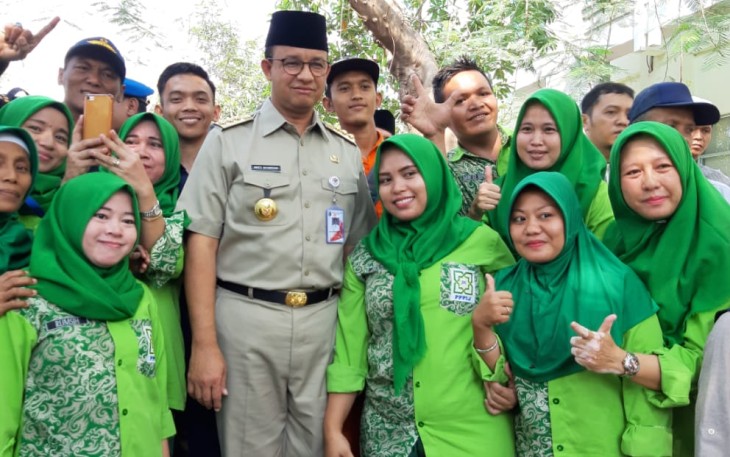 Usai Lakukan Kunjungan Gubernur DKI Jakarta luangkan waktu berpose bersama