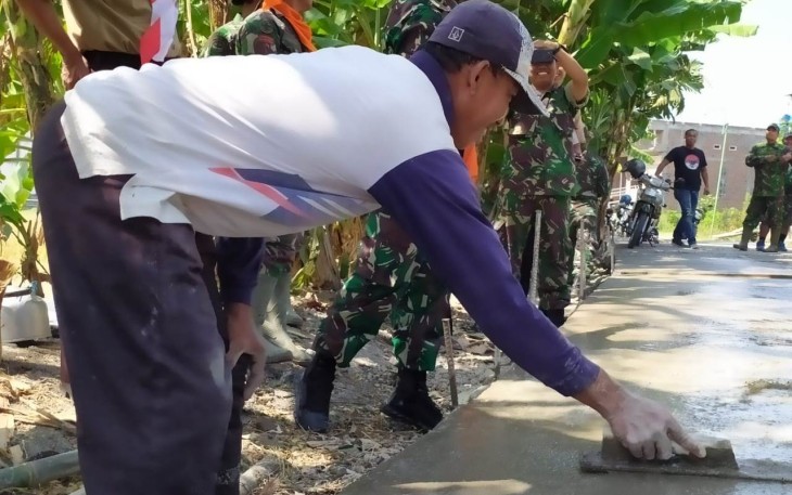 TNI dan Warga Terus Bersinergi Selesaikan Pembangunan Jalan TMMD
