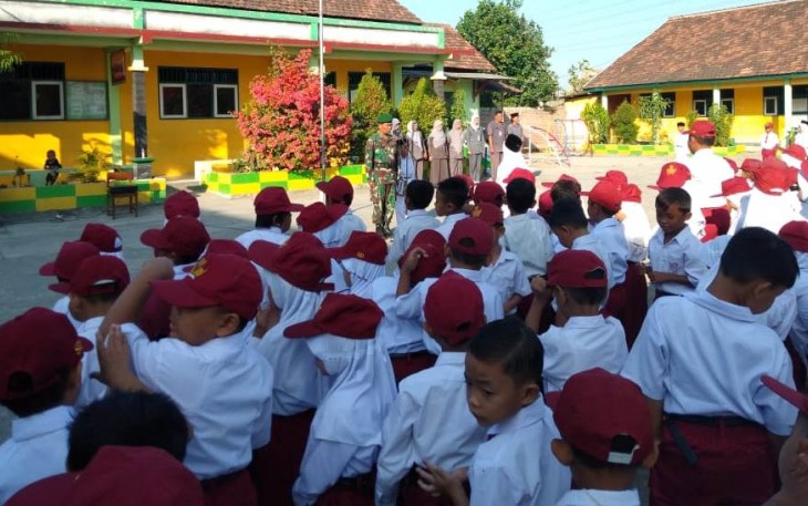 TNI Sampaikan Banyak Pesan Moral Kepada Murid-Murid SD