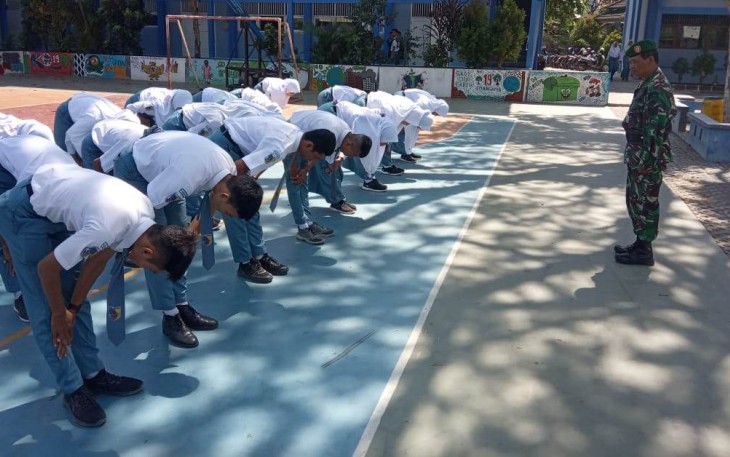 TNI "Suntikan" Kedisiplinan Kepada MuriD SMA 