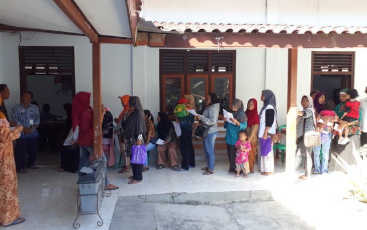 Warga Saat Berbondong-Bondong Datangi Kantor Desa Jimbung