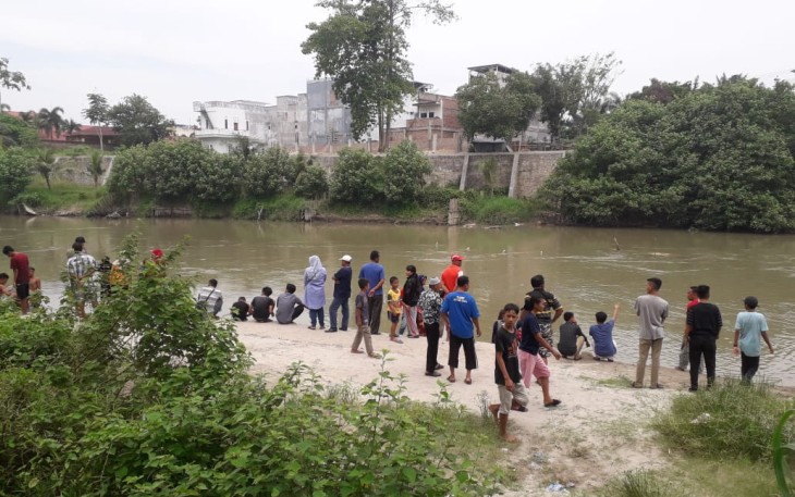 Tim BPBD Dibantu Warga Lakukan Pencarian Korban Hanyut di Sungai Sei Silau
