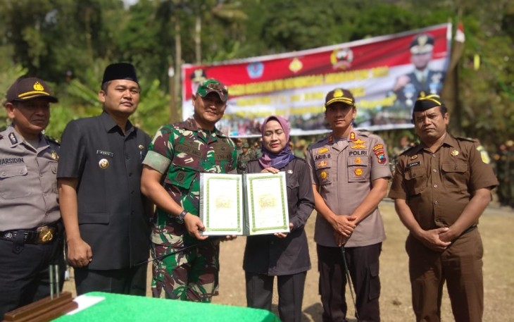 Bupati Brebes Hj Idza Priyanti Berpose Bersama usai membuka Gelaran TMMD Reguler ke 105 di Bantar Kawung