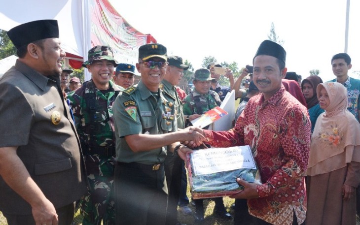 Kepala Staf Brigif 4 Dewa Ratna Letkol Infanteri Heri Bambang Wahyudi SIP secara simbolis menyerahkan bantuan peralatan ibadah