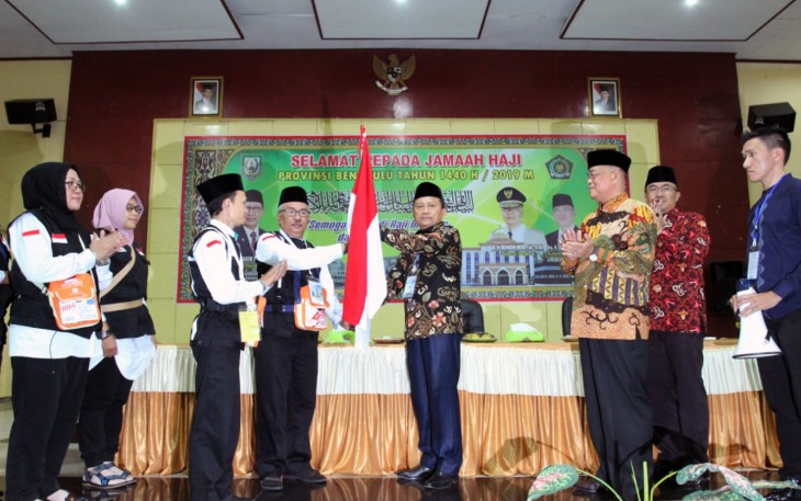 Asisten I Setda Provinsi Bengkulu Hamka Sabari Secara Resmi Melepas Kloter Terakhir Jamaah Calon Haji Provinsi Bengkulu