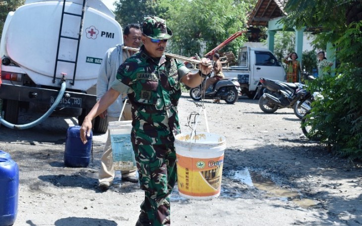 Kapten Inf Jamaludin Abbas rela memikul air untuk Warga Desa Jatimulya