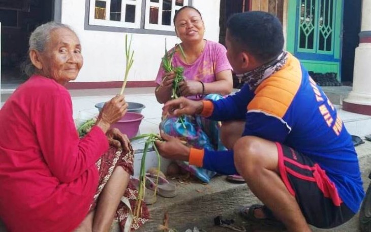 Keakraban Satgas TMMD Tegal bersama pemilik rumah yang menjadi tempat menginap