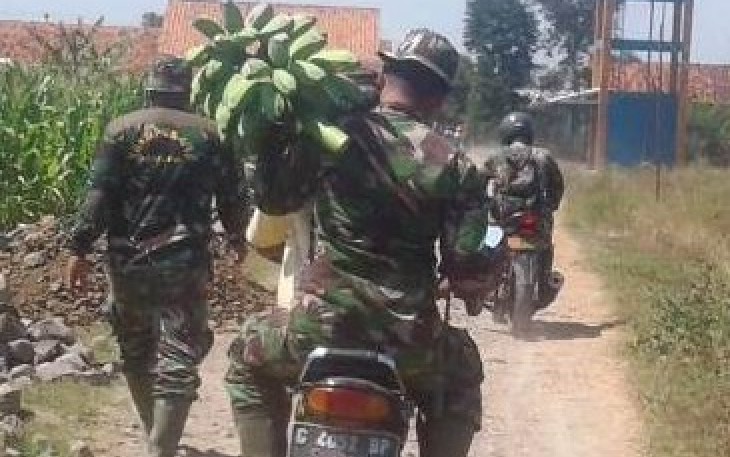 Satgas TMMD Tegal saat membawa hasil panen yang diberikan oleh warga sekitar