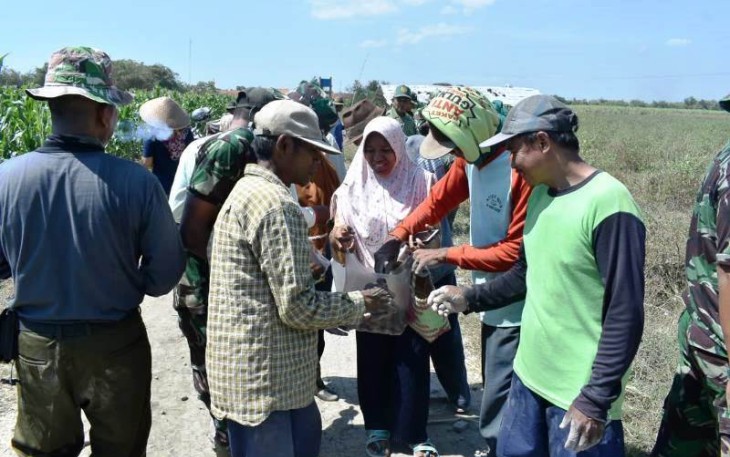 Warga Desa Jatimulya bersama Satgas TMMD Tegal berbagi Kebersamaan