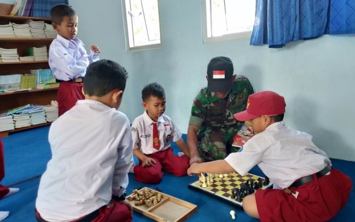 Ajak Main Catur Jalin Keakraban dengan Pelajar