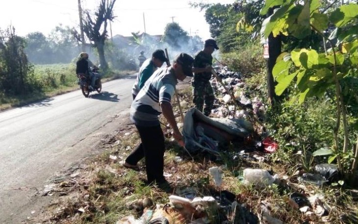 Satgas TMMD Tegal lakukan bersih sampah pinggir jalan desa