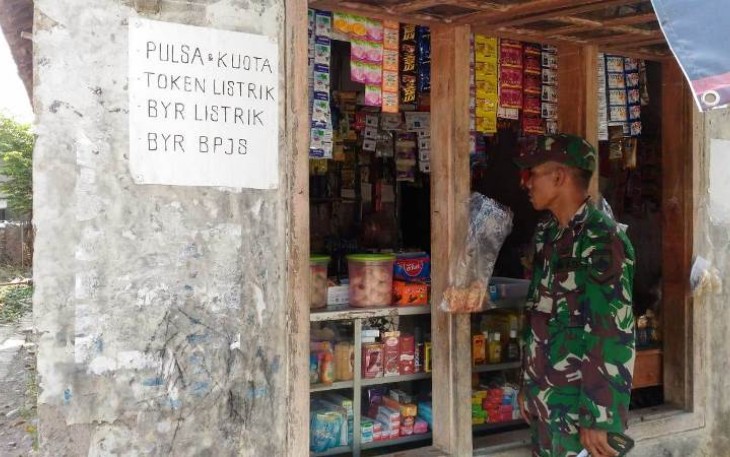 Salah satu warung penyedia pulsa