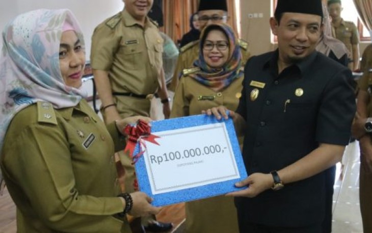 Wakil Wali Kota Bengkulu Dedy Wahyudi Berikan Hadiah Kepada Pemenang Lomba Desain Kampung Tematik 