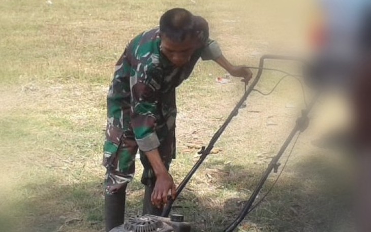 Serda Mursidi salah satu anggota Kodim 0712/Tegal lakukan pembersihan lokasi pembukaan TMMD