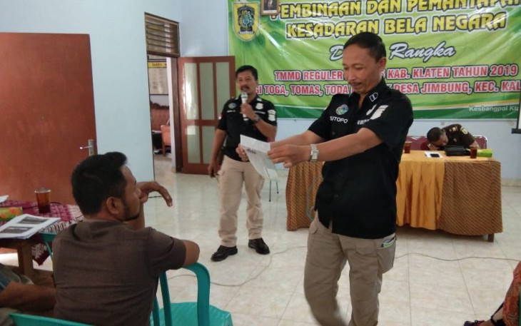 Satnarkoba Polres Klaten saat berikan penyuluhan ke warga Jimbung