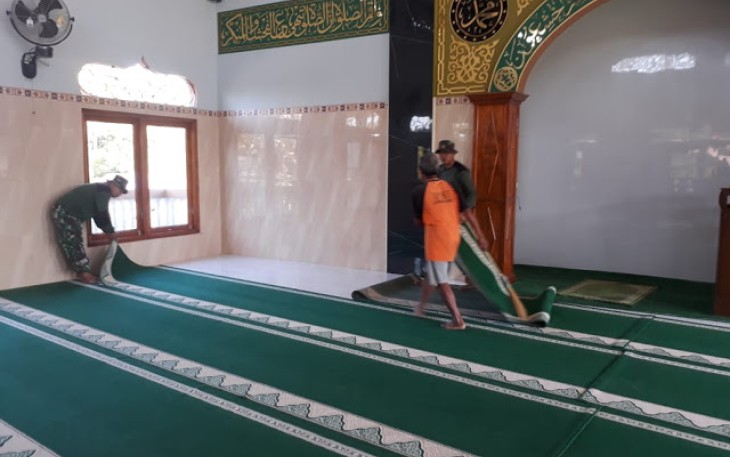 Satuan Tugas TNI Manunggal Membangun Desa Reguler 105 Tahun 2019 Kodim 0723 Klaten Melaksanakan Pembersihan Masjid Untuk Mempersiapkan Sholat Jumat