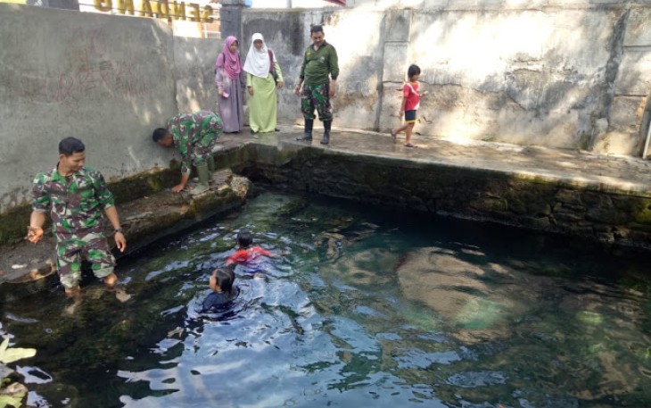 Kopral Satu Hartono Anggota Koramil 01 Kota Kodim 0723 Klaten datangi Sendang Bulus Jimbung