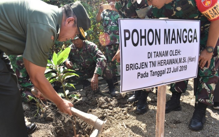 Tanam pohon secara simbolis 