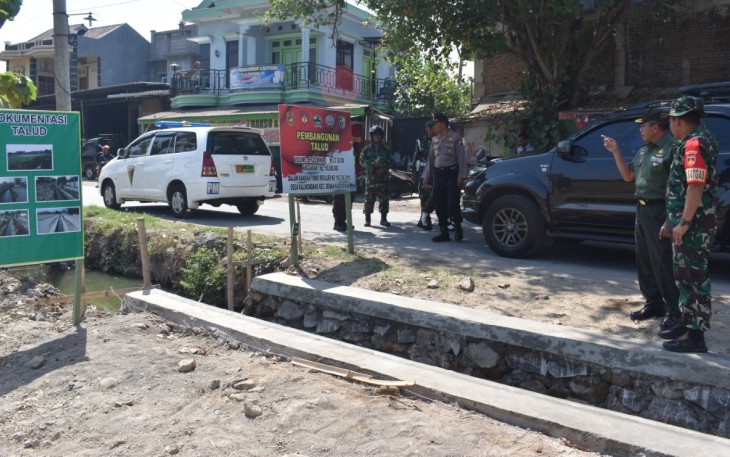 Tim Wasev tinjau pembuatan talud