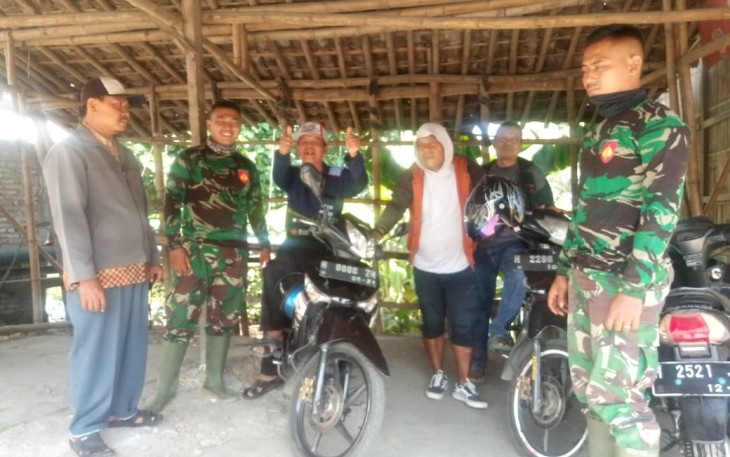 Satgas TMMD Komsos dengan tukang ojek