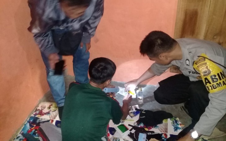 Bribka Budi Suhendra saat memeriksa barang bukti
