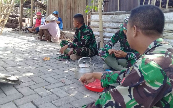 Warga Sediakan Makanan dan Minum Untuk Satgas TMMD