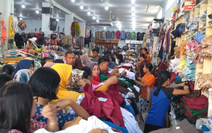 Toko seragam sekolah diserbu para orang tua atau walimurid siswa baru