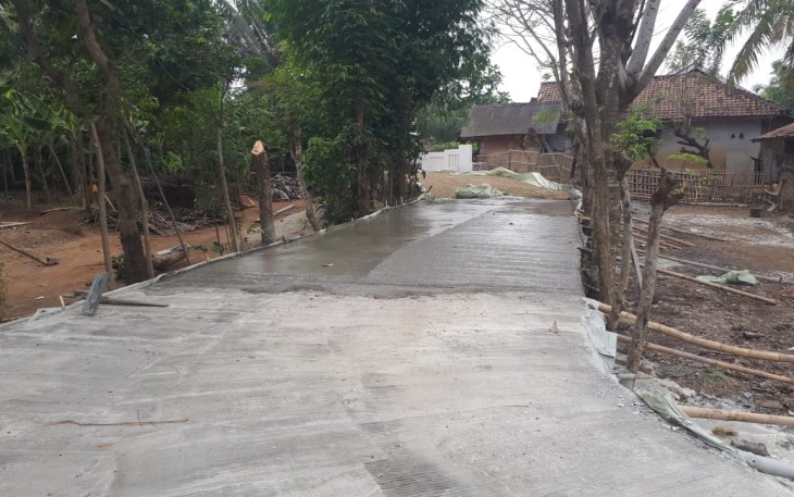 Kondisi jalan desa dalam Program TMMD di Desa Blukbuk Kronjo