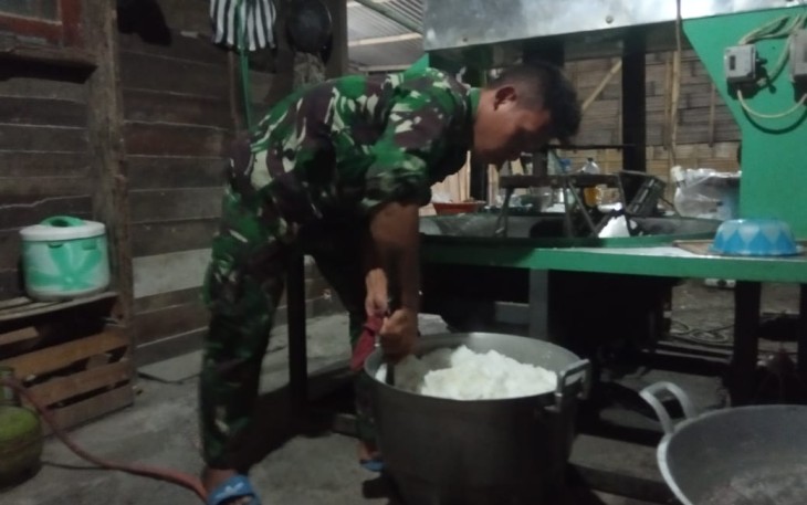 Sebelum berangkat ke lokasi TMMD Satgas bantu masak orang tua asuh