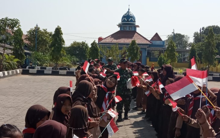 para siswa SD antusias latihan penyambutan Forkopimda di penutupan TMMD Kodim Demak