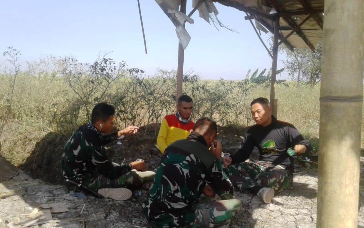 Satgas TMMD Tegal setia berteduh di Gubuk Reot saat Jam Istirahat