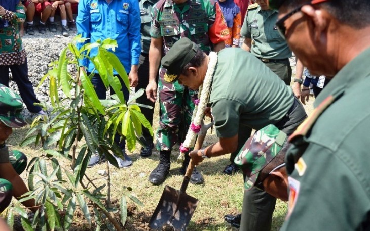 Ketua Tim Asistensi Kasad Mabesad tanam mangga di lokasi TMMD Tegal