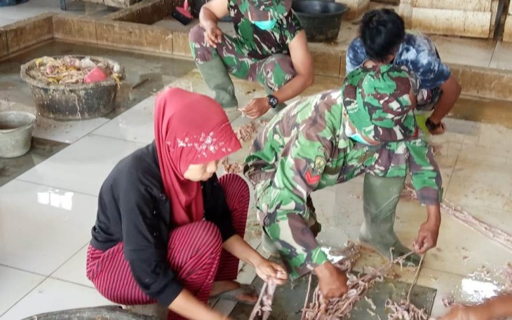 TNI Beri Pencerahan Soal Kebersihan di Sentra Usaha Pemotongan Ayam.