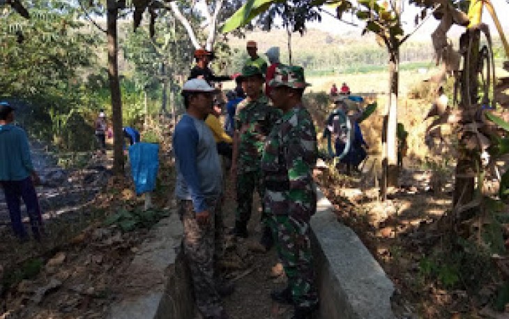 Babinsa Bersama warga benahi saluran