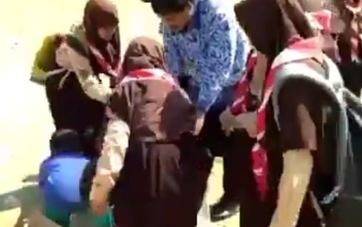 Anggota Pramuka turut membantu Syamsul Huda membersihkan Sampah Usai  Upacara HUT RI